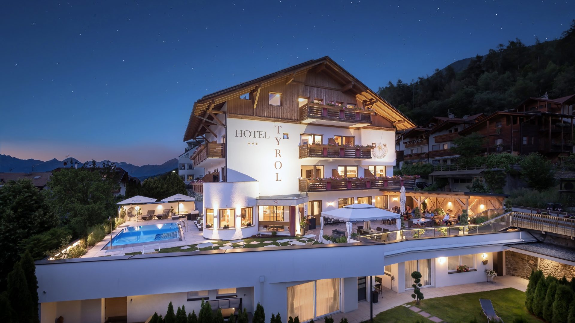 hotel tyrol by night x